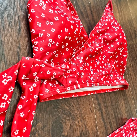 SHEIN Red ditsy print bikini, size medium, never worn - Picture 3 of 7